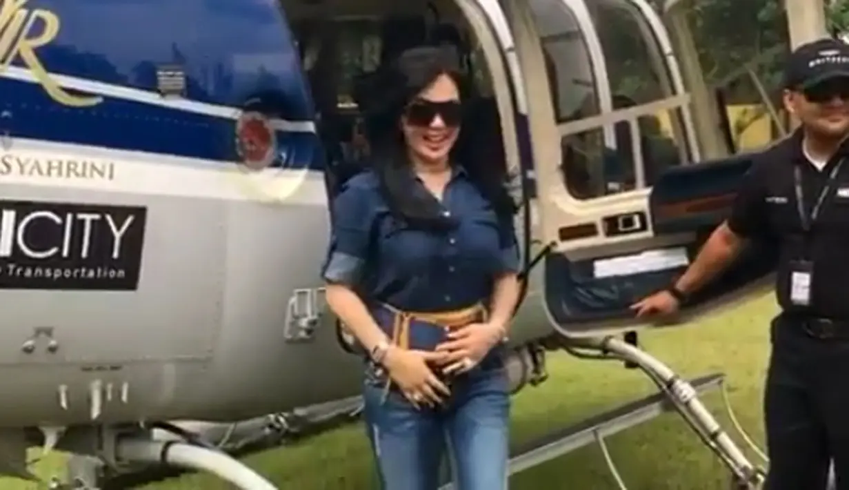 "Bye Bye Sukabumi...Bye Bye Macet 🚁 Sebelum Terbang Wajib Cium Telapak Tangan Mama Dan Memeluknya !!! TERBANG kemapun Akan Direstui Mama Dan Pastinya Akan Selalu Dalam Lindungan Allah SWT Amin !!!" tulisnya keterangan video. (Instagram/princessyahrini)