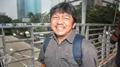 Mantan Dirut Citilink Indonesia, Albert Burhan tersenyum usai jalani pemeriksaan di Gedung KPK, Jakarta, Kamis (2/2). Albert Burhan diperiksa sebagai saksi tindak pidana suap pengadaan pesawat dan mesin airbus dan Rolls-Royce. (Liputan6.com/Helmi Afandi)