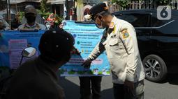 Dinas Lingkungan Hidup DKI Jakarta menyebutkan, kualitas udara seluruh Ibu Kota dalam kategori sedang karena angka partikel halus (particulate matter/PM) 2,5 berdasarkan indek standar pencemar udara (ISPU) mencapai 100 pada Jumat pagi hingga pukul 07.00 WIB. (merdeka.com/Imam Buhori)