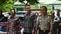 Kapolres Bangkalan AKBP Anisullah M Ridha (ketiga dari kiri) mengeluarkan maklumat di akun medsos terkait hoax penculikan anak. (Liputan6.com/Musthafa Aldo)