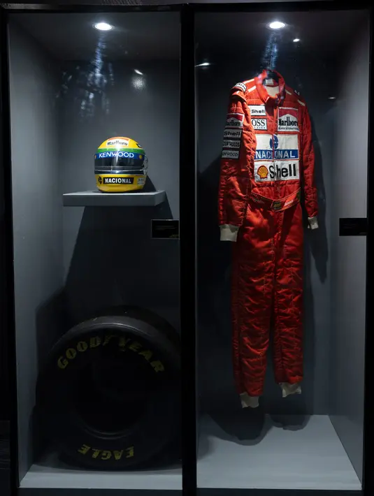 Mobil balap F1 Williams FW16 yang dipacu Ayrton Senna keluar lintasan di tikungan Tamburello dan menabrak dinding beton. (Pablo PORCIUNCULA/AFP)