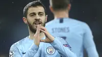 Striker Manchester City, Bernardo Silva, melakukan selebrasi usai mencetak gol ke gawang Shakhtar Donetsk pada laga Liga Champions di Stadion Metalist, Selasa (23/10/2018). Shakhtar Donetsk kalah 0-3 dari Manchester City. (AP/Efrem Lukatsky)