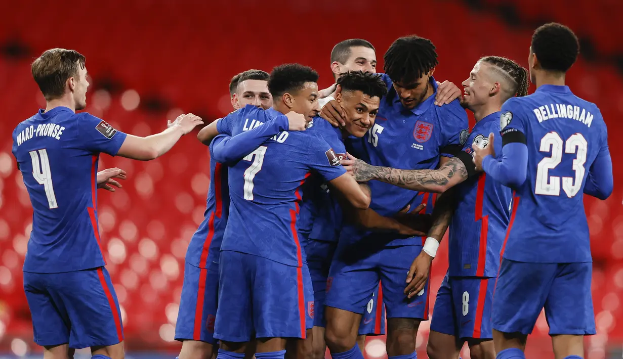 Penyerang Timnas Inggris, Ollie Watkins diberi selamat oleh rekan setimnya setelah mencetak gol ke gawang San Marino pada laga kualifikasi Piala Dunia 2022 Grup I di Stadion Wembley, Jumat dinihari WIB (26/3/2021). Inggris menang telak 5-0 atas San Marino. (Adrian Dennis/Pool Photo via AP)