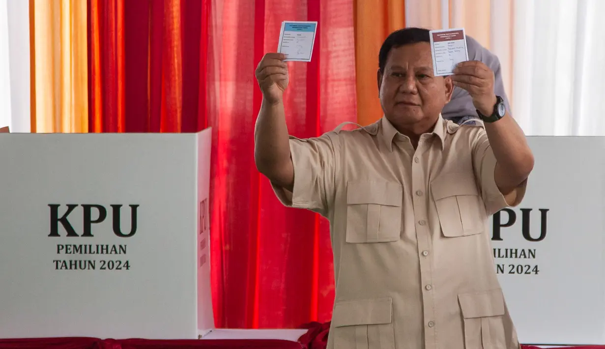Presiden Republik Indonesia, Prabowo Subianto menunjukkan surat suara usai menggunakan hak pilihnya pada Pemilihan Kepala Daerah (Pilkada) Serentak 2024 di kawasan Hambalang Kabupaten Bogor, Jawa Barat pada Rabu 27 November 2024. (ADITYA IRAWAN/AFP)