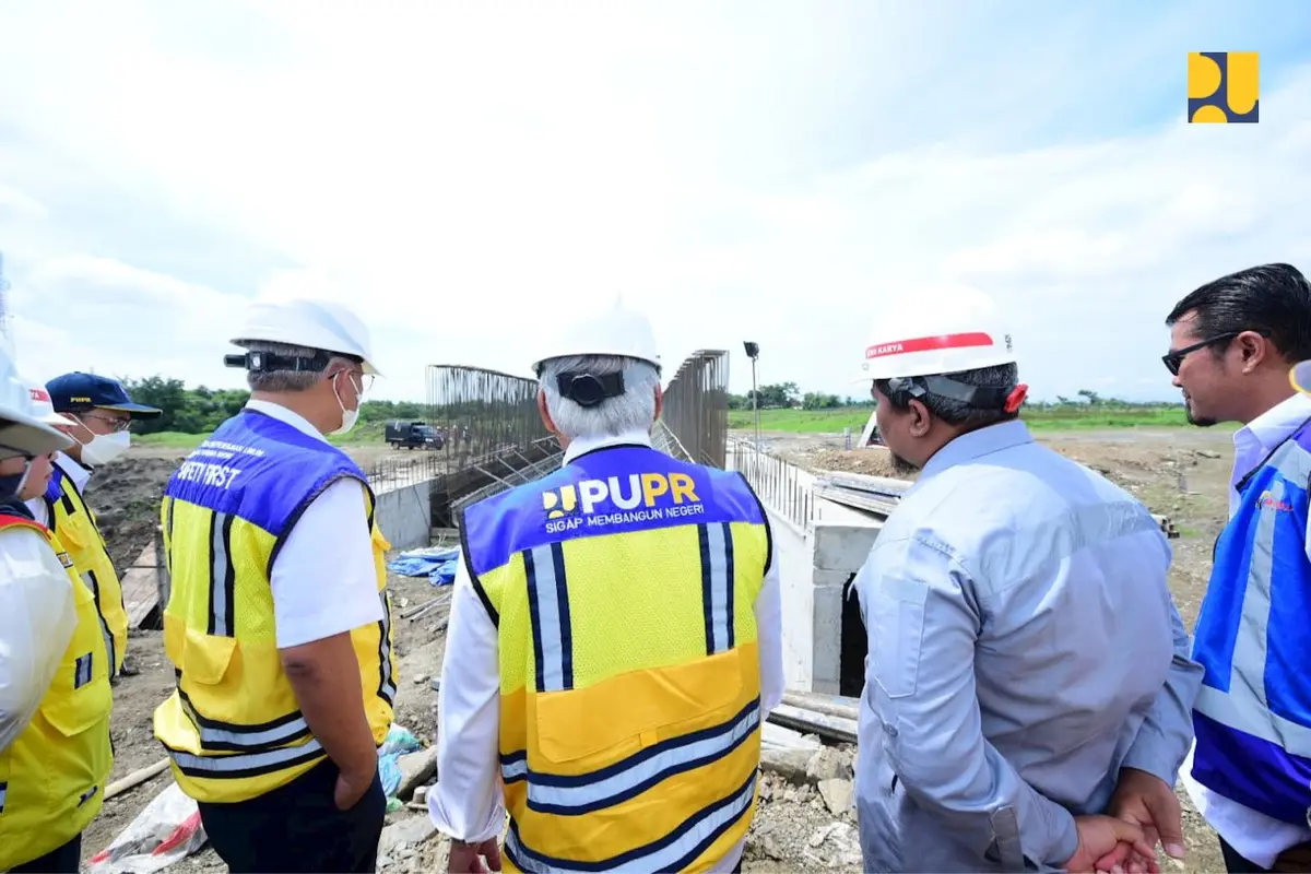 Menteri Pekerjaan Umum dan Perumahan Rakyat (PUPR) Basuki Hadimuljono meninjau progres pembangunan Jalan Tol Solo - Yogyakarta Senin (3/4)