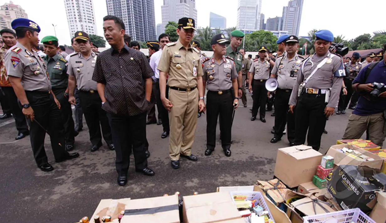 Aparat kepolisian mengungkap hasil operasi pemberantasan premanisme di Mapolda Metro Jaya, Jakarta, Selasa (3/2/2015). Gubernur DKI Jakarta, Basuki T Purnama (tengah) saat melihat barang bukti yang diamankan. (Liputan6.com/JohanTallo)