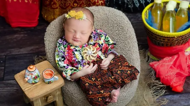 Potret Baby Djala menjadi tukang jamu (Instagram/@dimsanggara dan Instagram/@nadinelist)