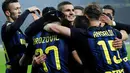 Penyerang Inter Milan, Mauro Icardi (tengah) melakukan selebrasi usai mencetak gol ke gawang Lazio pada lanjutan liga Italia Serie A di Stadion San Siro, Milan, (22/12). Icardi mencetak dua gol dalam pertandingan  ini. (REUTERS/Alessandro Garofalo)