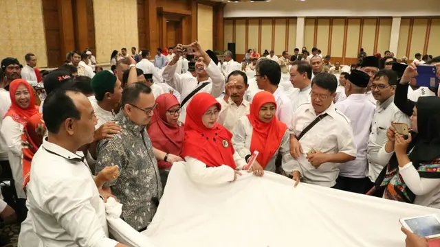 Calon Gubernur Jawa Tengah Sudirman Said membentangkan kain dalam rangka saweran biaya pilkada (Tim Media Sudirman Said)