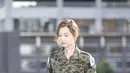 Melihat Kim Ji Won tampil beda dengan seragam tantara di drama Descendants of the Sun. Di sini, seragam tantara yang dikenakannya memiliki detail emblem bendera Korea Selatan di area lengan atas. [Foto: Instagram/geewonii]