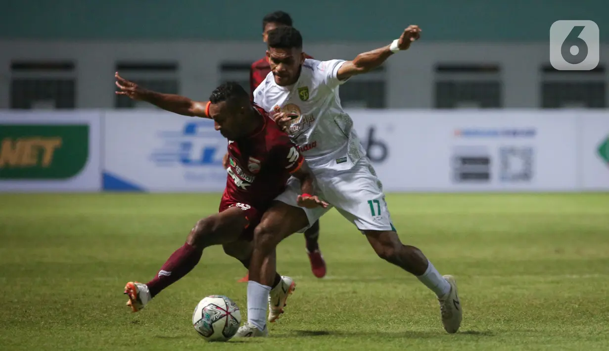 Gelandang Borneo FC, Terens Owang Priska Puhiri (kiri) berebut bola dengan gelandang Persebaya Surabaya, Ricky R. Kambuaya dalam laga pekan pertama BRI Liga 1 2021/2022 di Stadion Wibawa Mukti, Cikarang, Sabtu (4/9/2021). Borneo FC menang 3-1 atas Persebaya Surabaya. (Bola.com/Bagaskara Lazuardi)