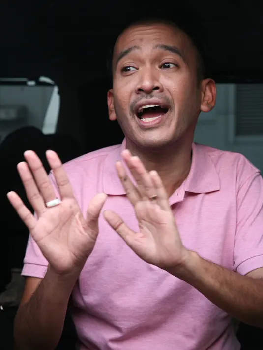 Akibat melepas hijabnya, Rina Nose diistirahatkan sementara dari acara yang dibawakan. Melihat hal tersebut, Ruben menilai hal tersebut adalah resiko yang harus diterimanya. (Nurwahyunan/Bintang.com)