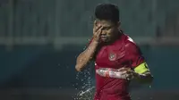 Bek Timnas Indonesia, Nurhidayat Haris, melepas dahaga saat melawan Thailand pada laga PSSI 88th U-19 di Stadion Pakansari, Jawa Barat, Minggu (23/9/2018). Kedua negara bermain imbang 2-2. (Bola.com/Vitalis Yogi Trisna)