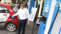 Karyawan PLN melakukan pengisian daya listrik pada salah satu kendaraan di Stasiun Pengisian Listrik Umum (SPLU) di PLN Gambir, Jakarta, Rabu (29/10/2019). Stasiun pengisian listrik tersebut tersebar di empat kota, yakni Tangerang, Bali Selatan, Jakarta, dan Bandung. (Liputan6.com/Angga Yuniar)