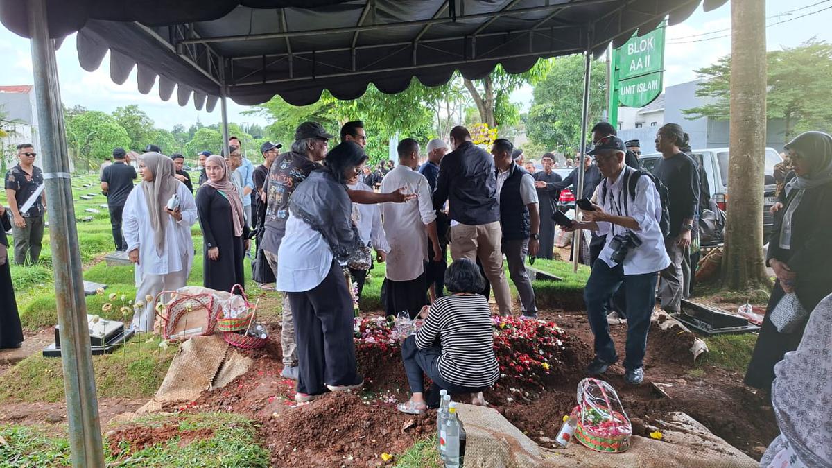 Rekan Musisi Antar Mendiang Yaya Moektio ke Peristirahatan Terakhir