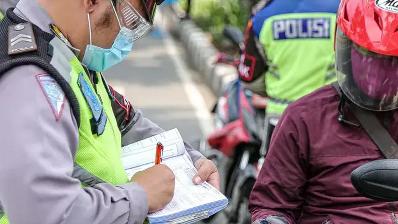 Kepolisian Resor Agam, Sumatera Barat mengamankan dua pelaku pembuat dan penyebar video menghina institusi Polri pada akun TikTok bernama @niayuliati05, Senin (17/7).