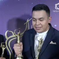 Penyanyi muda asal kota Bandung ini berhasil mendapatkan banyak penghargaan tinggi di ajang AMI Awards 2017.