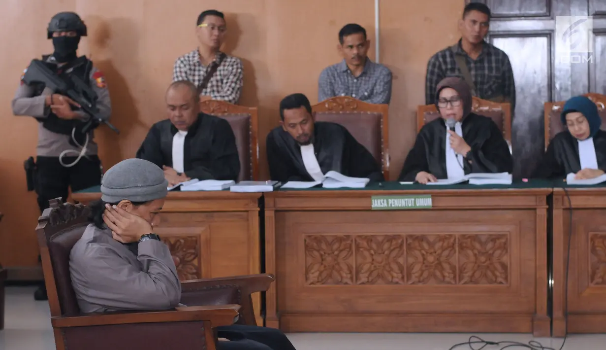 Terdakwa sejumlah kasus tindak pidana terorisme, Aman Abdurrahman saat mengikuti pembacaan tuntutan JPU di PN Jakarta Selatan, Jumat (18/5). Tim jaksa menuntut hukuman mati terhadap Aman Abdurrahman. (Liputan6.com/Helmi Fithriansyah)