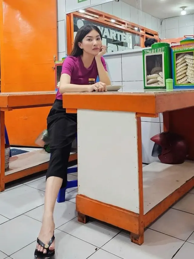 Sarwendah di warteg (Instagram/sarwendah29)