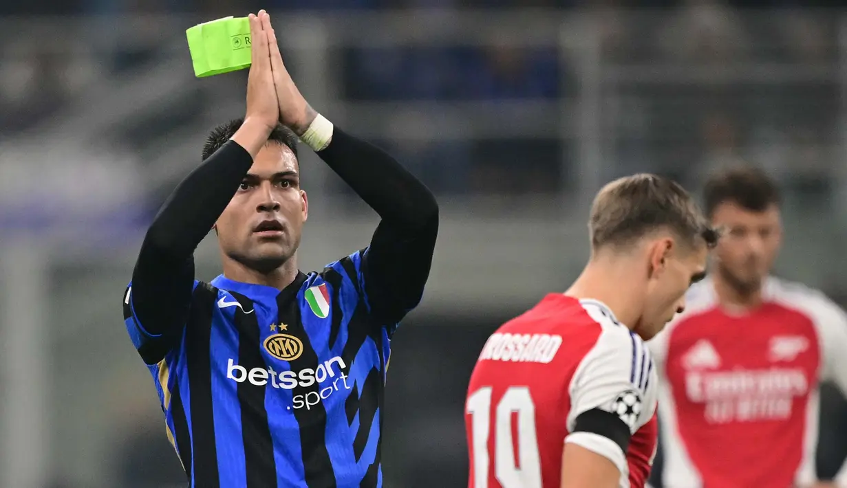 Penyerang Inter Milan, Lautaro Martinez menyapa para penggemar saat meninggalkan lapangan saat matchday 4 League Phase Liga Champions 2024/2025 melawan Arsenal di stadion San Siro, Milan, Rabu 6 November 2024 atau Kamis (7/11/2024) dini hari WIB. (Marco BERTORELLO/AFP)