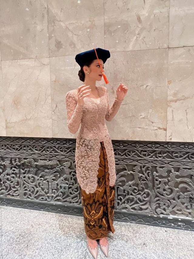 Inspirasi Model Kebaya Modern dari Enzy Storia, Pancarkan Keanggunan Penuh Pesona  (credit: instagram/enzystoria).