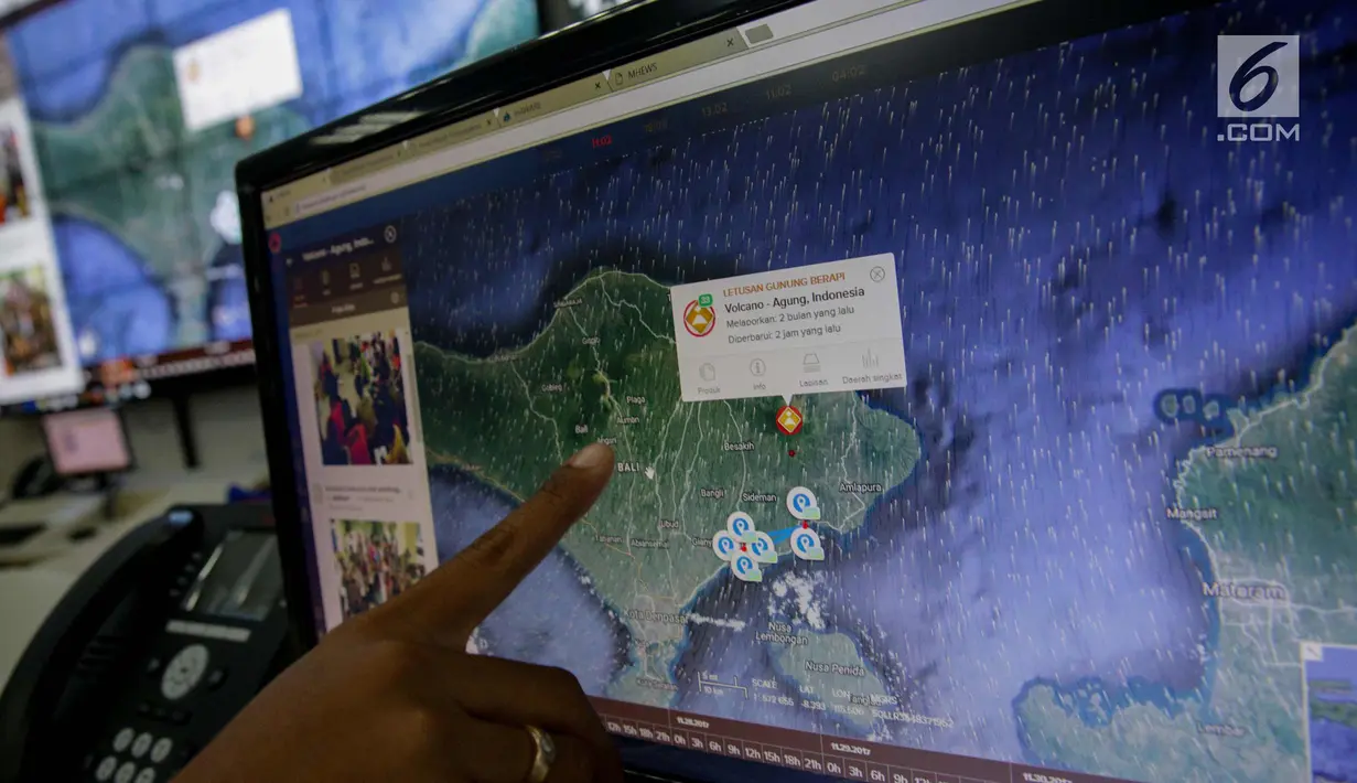 Petugas menunjukan gambar peta pulau Bali terkait tingkat erupsi Gunung Agung di Gedung BNPB, Jakarta, Senin (27/11). Tingkat erupsi Gunung Agung saat ini meningkat dari fase freatik ke magmatik. (Liputan6.com/Faizal Fanani)