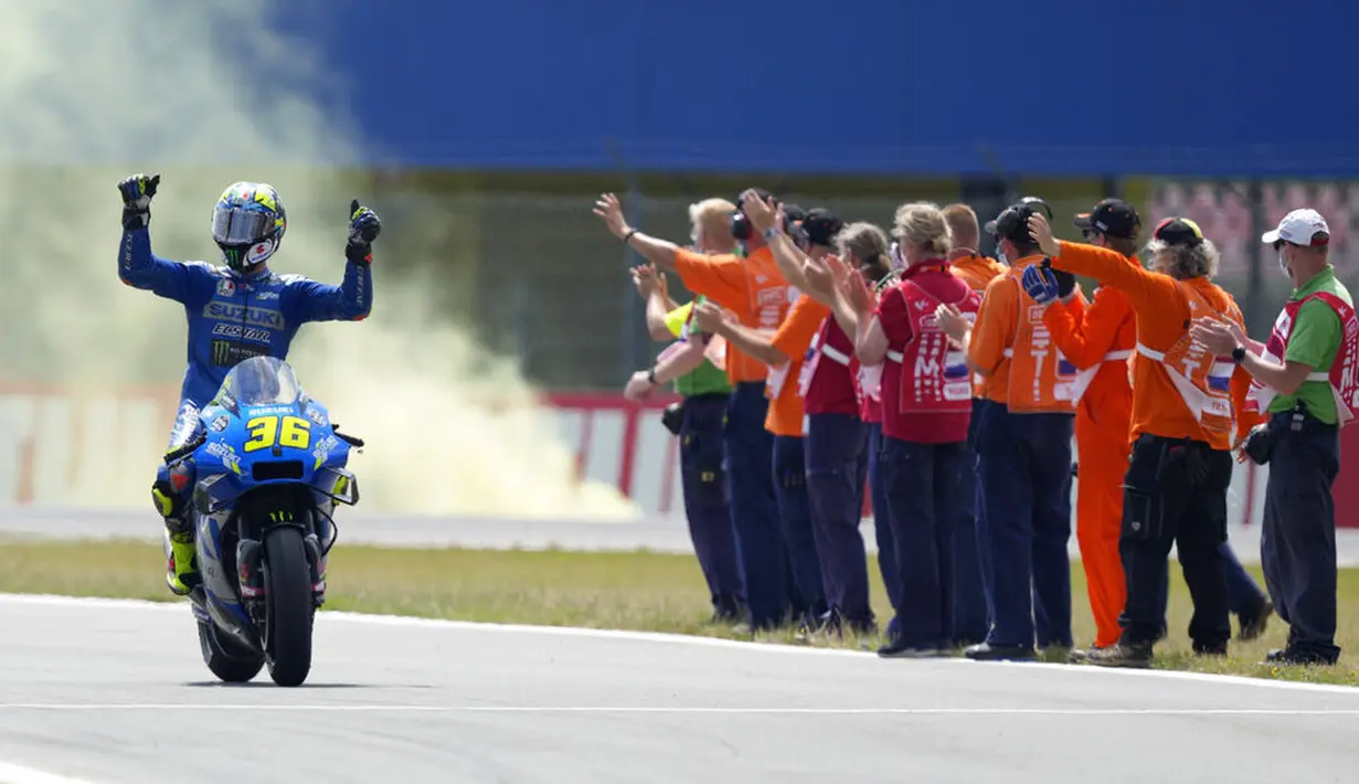 Pembalap Suzuki, Joan Mir, berhasil finis di peringkat ketiga, tertinggal hingga 5,760 detik dari Fabio Quartararo. (AP/Peter Dejong)