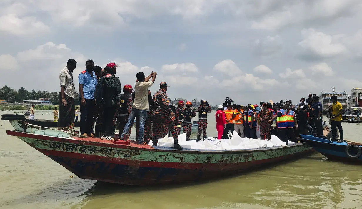 Tim penyelamat mengevakuasi jenazah korban kecelakaan kapal feri di Sungai Buriganga, Dhaka, Bangladesh, Senin (29/6/2020). Feri bernama Morning Bird tenggelam usai bertabrakan dengan kapal lain di Sungai Buriganga. (AP Photo/Al-emrun Garjon)