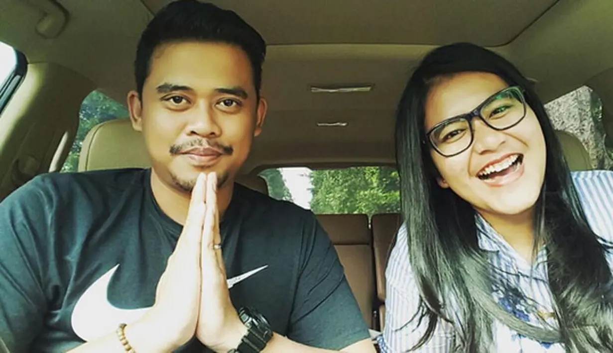 Seperti dalam foto ini, Kahiyang dan Bobby yang tengah berada di dalam mobil tampil dengan busana yang kasual. Bobby dengan kaos oblongnya, serta Kahiyang yang selalu menggerai rambutnya memakai kemeja garis-garis. (Instagram/ayanggkahiyang)