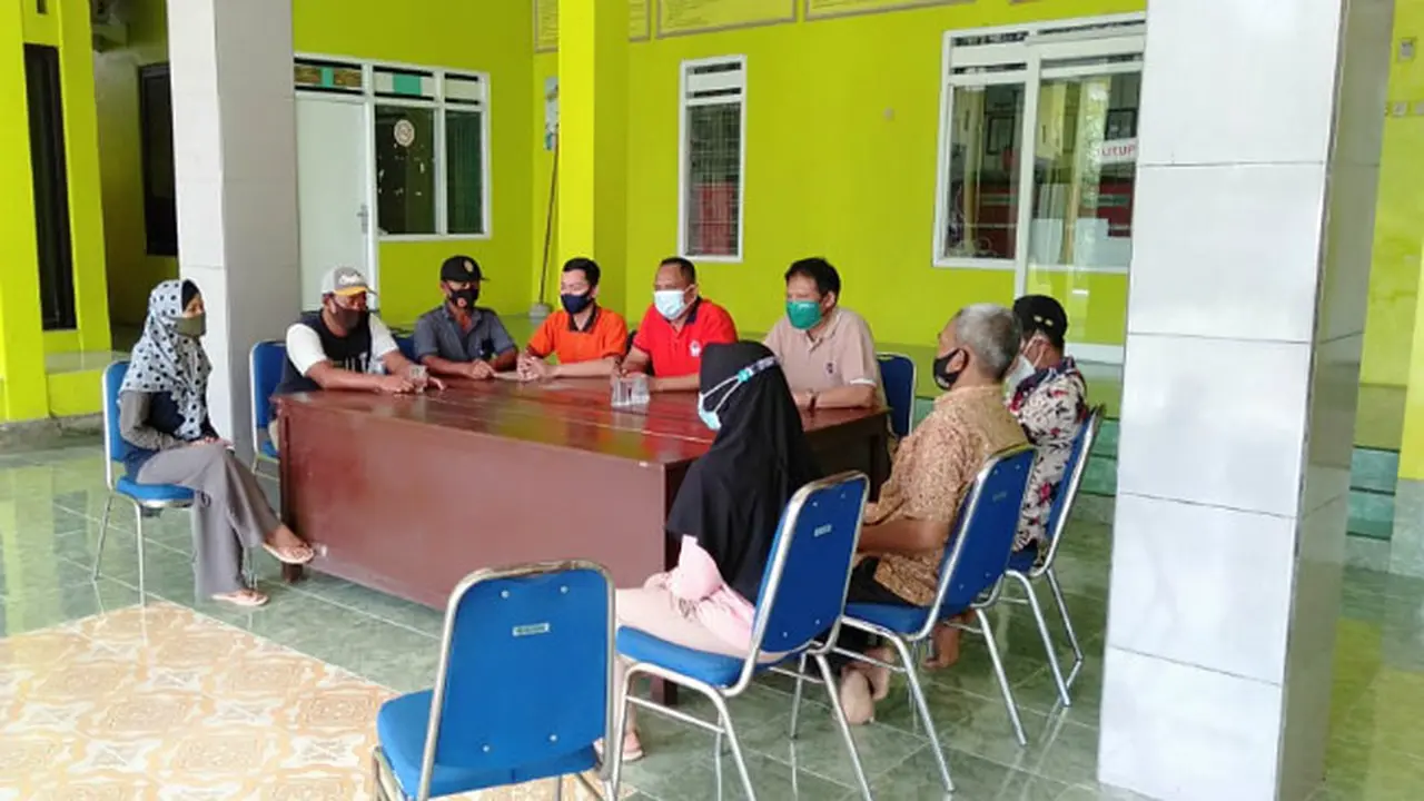 Pemkab Gresik menyesal atas kejadian warga terpaksa seberangkan keranda jenazah melalui sungai karena tidak ada jembatan. (Foto: Dok Istimewa)