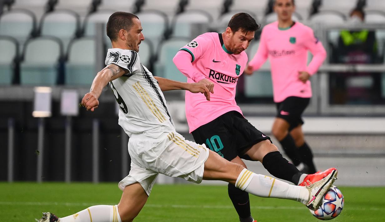 Penyerang Barcelona, Lionel Messi, berusaha melepaskan tendangan saat menghadapi Juventus pada laga lanjutan Liga Champions 2020/2021 di Allianz Stadium, Kamis (29/10/2020) dini hari WIB. Barcelona menang 2-0 atas Juventus. (AFP/Marco Bertorello)