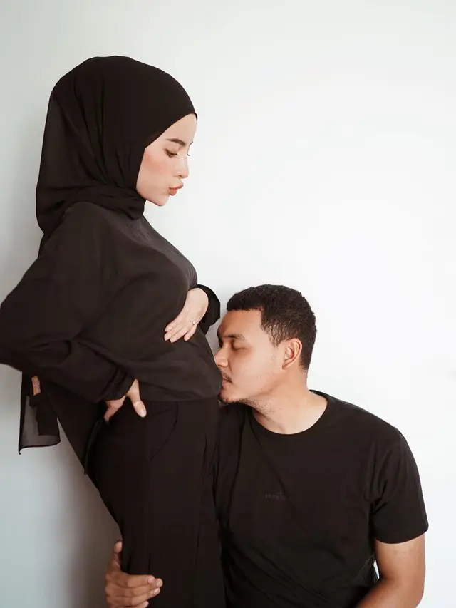 Usia Kehamilan 8 Bulan, Ini 6 Potret Aghnia Punjabi Pamer Baby Bump
