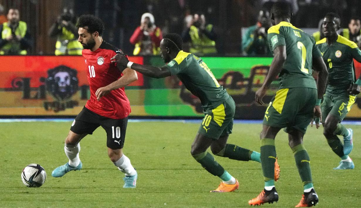 Hampir dua bulan kemudian, Senegal dan Mesir kembali berjumpa di putaran ketiga atau babak penentuan Kualifikasi Piala Dunia 2022 Zona Afrika. Di leg pertama (25/3/2022) saat Mesir menjamu Senegal, laga berakhir 1-0 untuk Mesir. (AP/Amr Nabil)