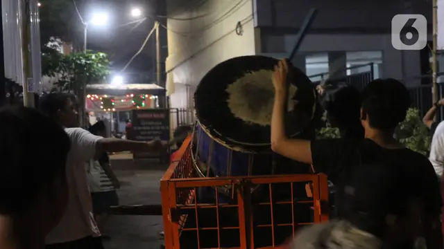 FOTO: Bangunkan Warga Sahur dengan Memukul Bedug Keliling Kampung