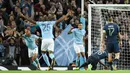 Gelandang Manchester City, Raheem Sterling, melakukan selebrasi usai mencetak gol ke gawang Napoli pada laga Liga Champions di Stadion Etihad, Selasa (17/10/2017). Manchester City menang 2-1 atas Napoli. (AFP/Oli Scarff)