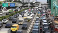 Kendaraan memadati ruas tol Jalan Gatot Soebroto di Jakarta, Rabu (30/1). Ketua DPR RI Bambang Soesatyo mengusulkan pemerintah supaya sepeda motor diberikan jalur khusus di jalan tol. (Liputan6.com/Immanuel Antonius)