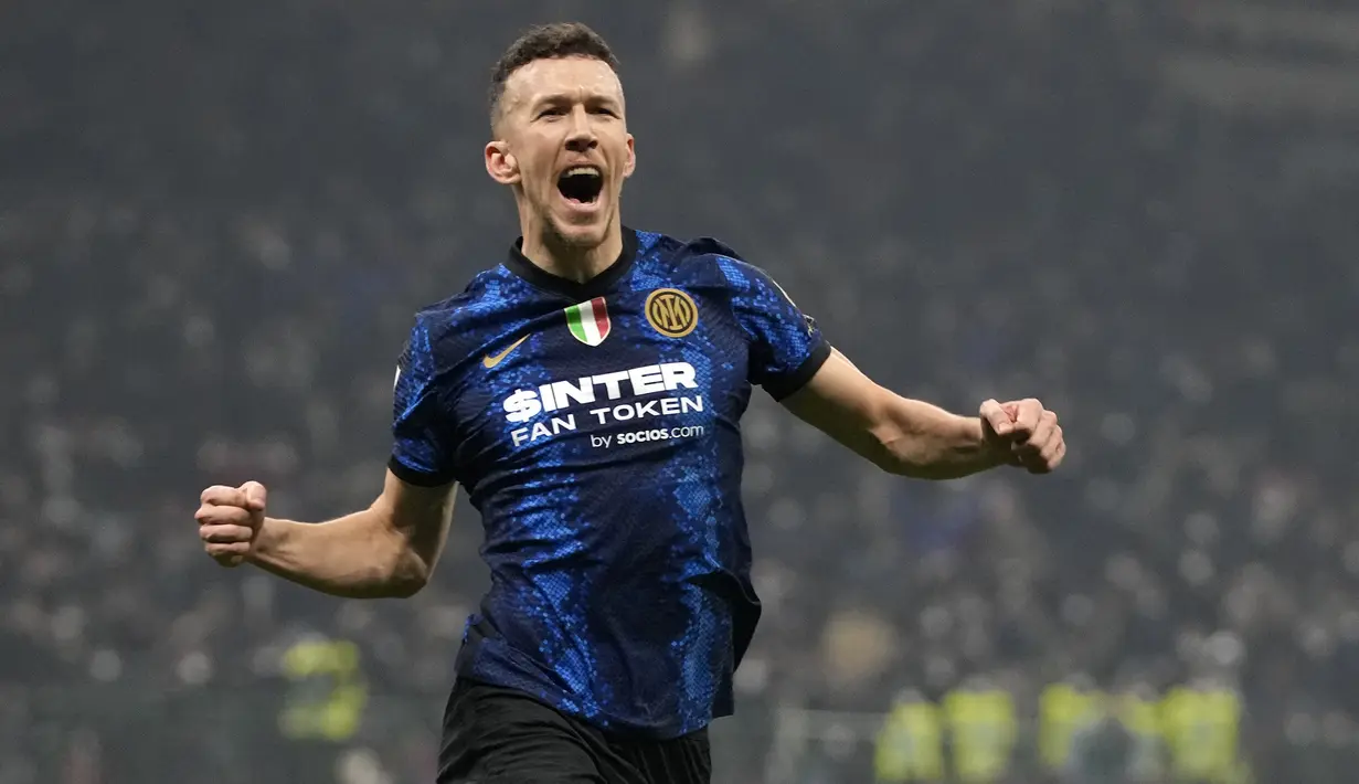 Inter Akhirnya unggul 1-0 pada menit ke-38. Gol dicetak Ivan Perisic lewat sepakan voli kaki kiri memanfaatkan umpan sepak pojok Hakan Calhanoglu. Skor 1-0 bertahan hingga babak pertama usai. (AP/Antonio Calanni)