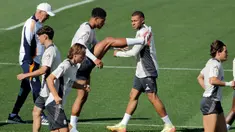 Penyerang Real Madrid, Kylian Mbappe (kedua kanan) saat sesi latihan menjelang pertandingan sepak bola Liga Champions 2024/2025 melawan VfB Stuttgart di fasilitas latihan klub di Valdebebas, di pinggiran kota Madrid, pada 16 September 2024. (Thomas COEX/AFP)