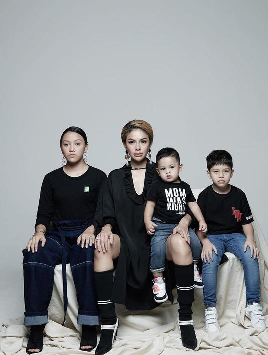 Nikita Mirzani, mengajak ketiga anaknya untuk melakukan foto shoot. Keempatnya kompak memakai pakaian serba hitam. (Foto: Instagram/@nikitamirzanimawardi_172)