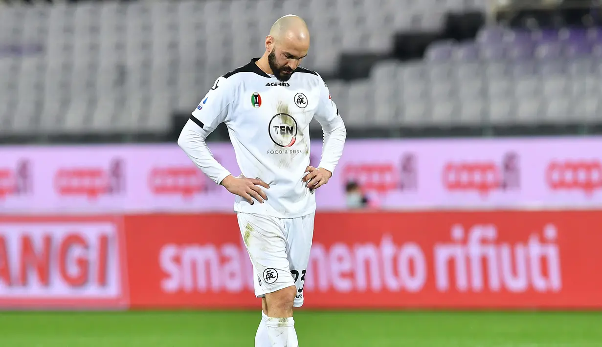 Gelandang Spezia, Riccardo Saponara tertunduk kecewa usai timnya kebobolan gol ketiga saat menghadapi Fiorentina dalam laga lanjutan Liga Italia 2020/21 pekan ke-23 di Artemio Franchi Stadium, Jumat (19/2/2021). Spezia kalah 0-3 dari Fiorentina. (LaPresse via AP/Jennifer Lorenzini)