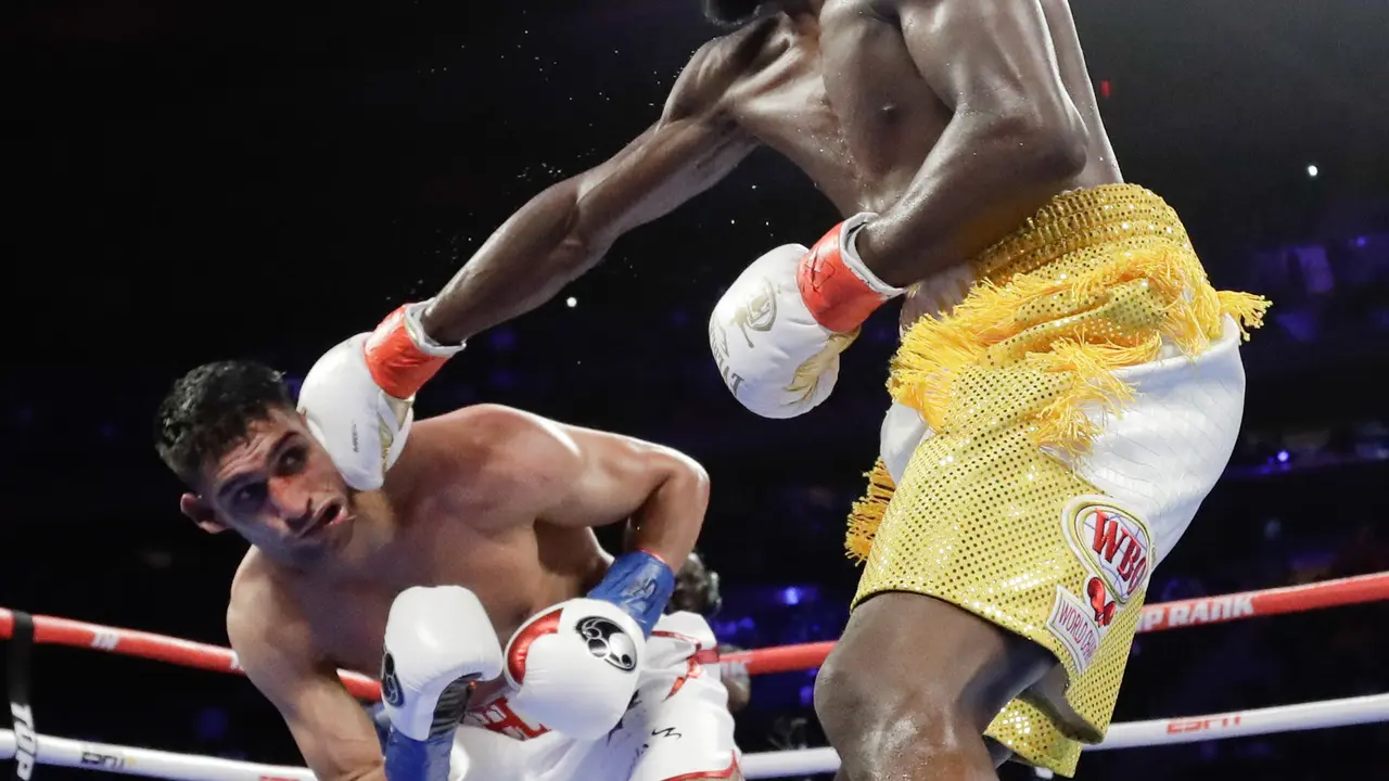 Amir Khan Menyerah, Terence Crawford Menang TKO