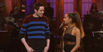 Ariana Grande baru saja mengakhiri hubungannya dengan Mac Miller. Namun, kini ia dikabarkan sudah miliki pacar baru. (LiveJournal)