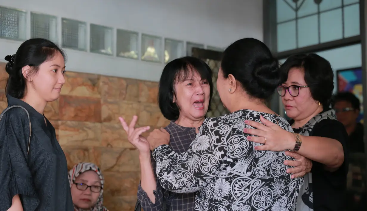 Sanak saudara terus berdatangan sebagai penghormatan terakhir pada penyanyi yang memiliki suara khas itu.(Adrian Putra/Bintang.com)