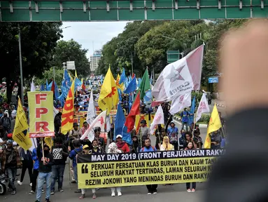Peserta aksi dari sejumlah elemen buruh membentangkan poster dan spanduk dalam peringatan Hari Buruh Sedunia di kawasan Jakarta, Rabu (1/5/2019). Buruh dari berbagai daerah di Jabodetabek serentak turun ke jalan menuju Istana Negara untuk menyuarakan 7 tuntutan. (merdeka.com/Iqbal S Nugroho)