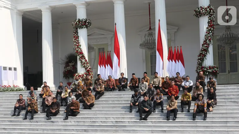 Sambil Lesehan, Jokowi Kenalkan Menteri Kabinet Indonesia Maju