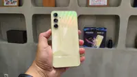 Tampilan Samsung Galaxy A55 varian warna baru Awesome Lemon. (Liputan6.com/Agustinus M. Damar)