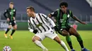 Pemain Juventus Arthur (kiri) berebut bola dengan pemain Ferencvaros Somalia pada pertandingan Grup G Liga Champions di Allianz Stadium, Turin, Italia, Selasa (24/11/2020). Juventus melaju ke 16 besar Liga Champions usai menekuk Ferencvaros 2-1. (Marco Alpozzi/LaPresse via AP)