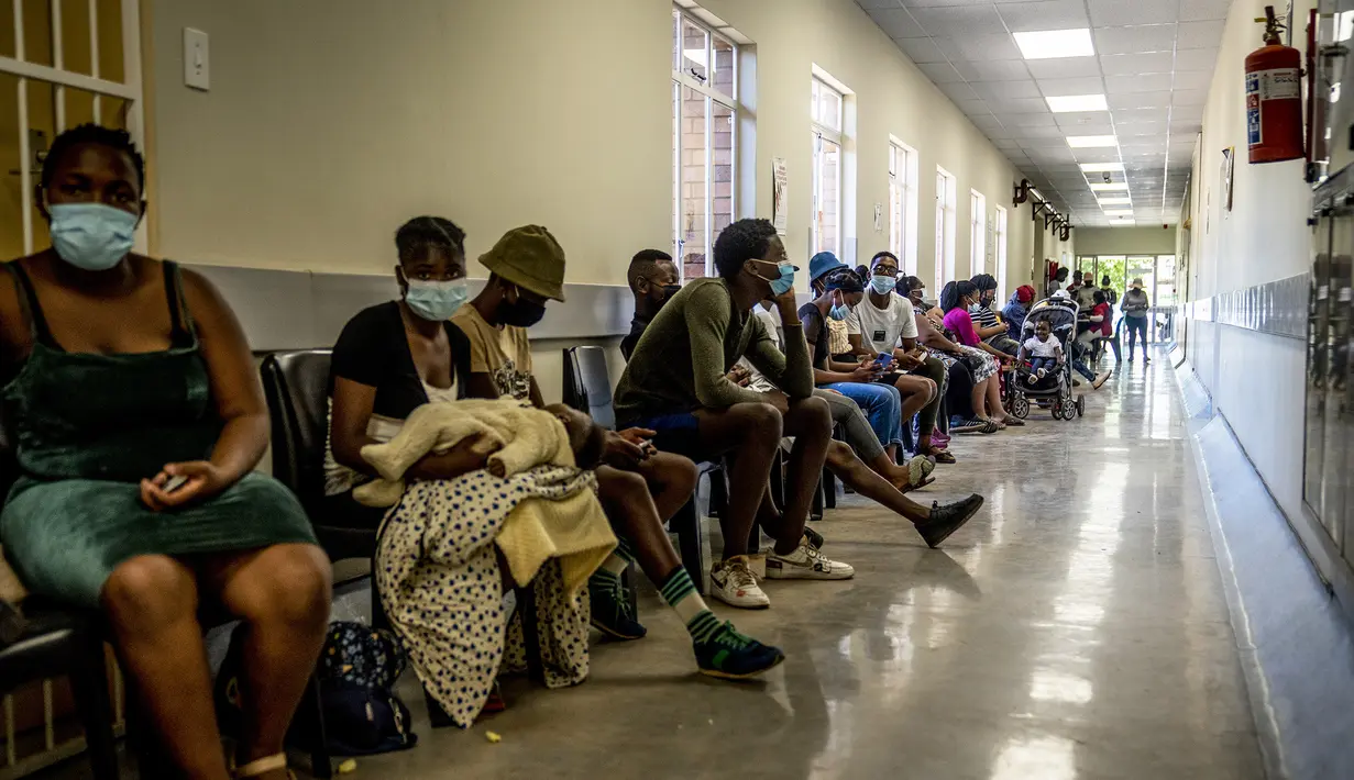 Orang-orang antre untuk divaksinasi COVID-19 di Rumah Sakit Lenasia South, dekat Johannesburg, Rabu (1/12/2021). Dokter Afrika Selatan mengatakan peningkatan pesat dalam kasus COVID-19 yang dikaitkan dengan varian baru omicron tampaknya hanya menyebabkan gejala ringan. (AP Photo/ Shiraaz Mohamed)