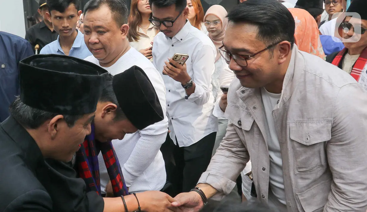 RK tiba dengan mengenakan pakaian kasual berwarna krem didampingi Komandan TKN Fanta Arief Rosyid. (Liputan6.com/Herman Zakharia)