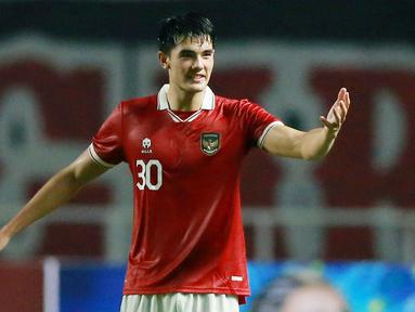 Elkan Baggott benar-benar menjadi benteng kukuh di pertahanan Timnas Indonesia. Selain mampu tampil disiplin, postur tubuh Elkan yang menjulang membuat penyerang Curacao kerepotan dalam duel udara. (Bola.com/M Iqbal Ichsan)